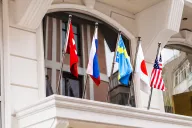 Bandiere hotel Present More, materiali di qualità, design elegante e resistente per valorizzare ogni ambiente.