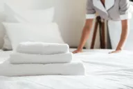 Biancheria per hotel Present More: tessuti di alta qualità resistenti e confortevoli per eleganza e comfort.