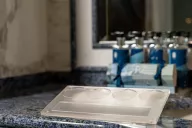 Espositori linea cortesia Present More: design funzionale elegante e raffinato per valorizzare ogni ambiente.