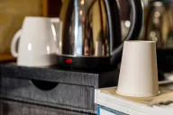 Present More courtesy glasses: refined style and functionality for an impeccable and memorable welcome.